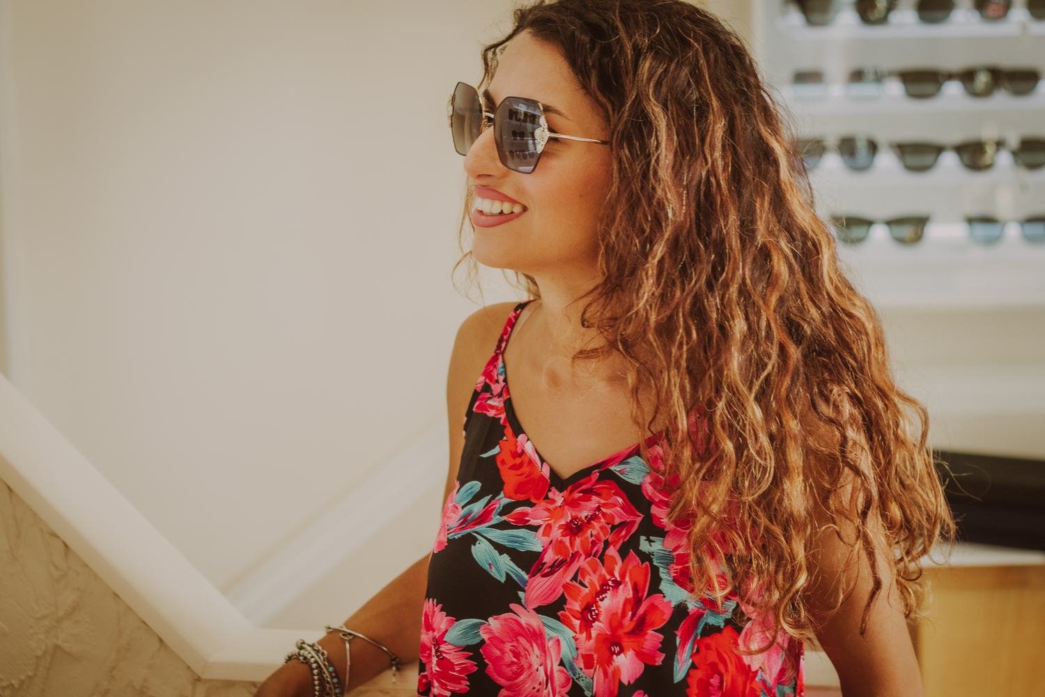 Cliente sceglie occhiali da sole nel negozio Ottica Amantia di Partanna